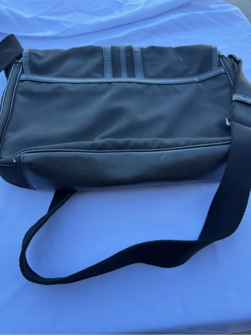 Black Burberry Men's Messenger Bag - Sleek Everyday Shoulder Bag